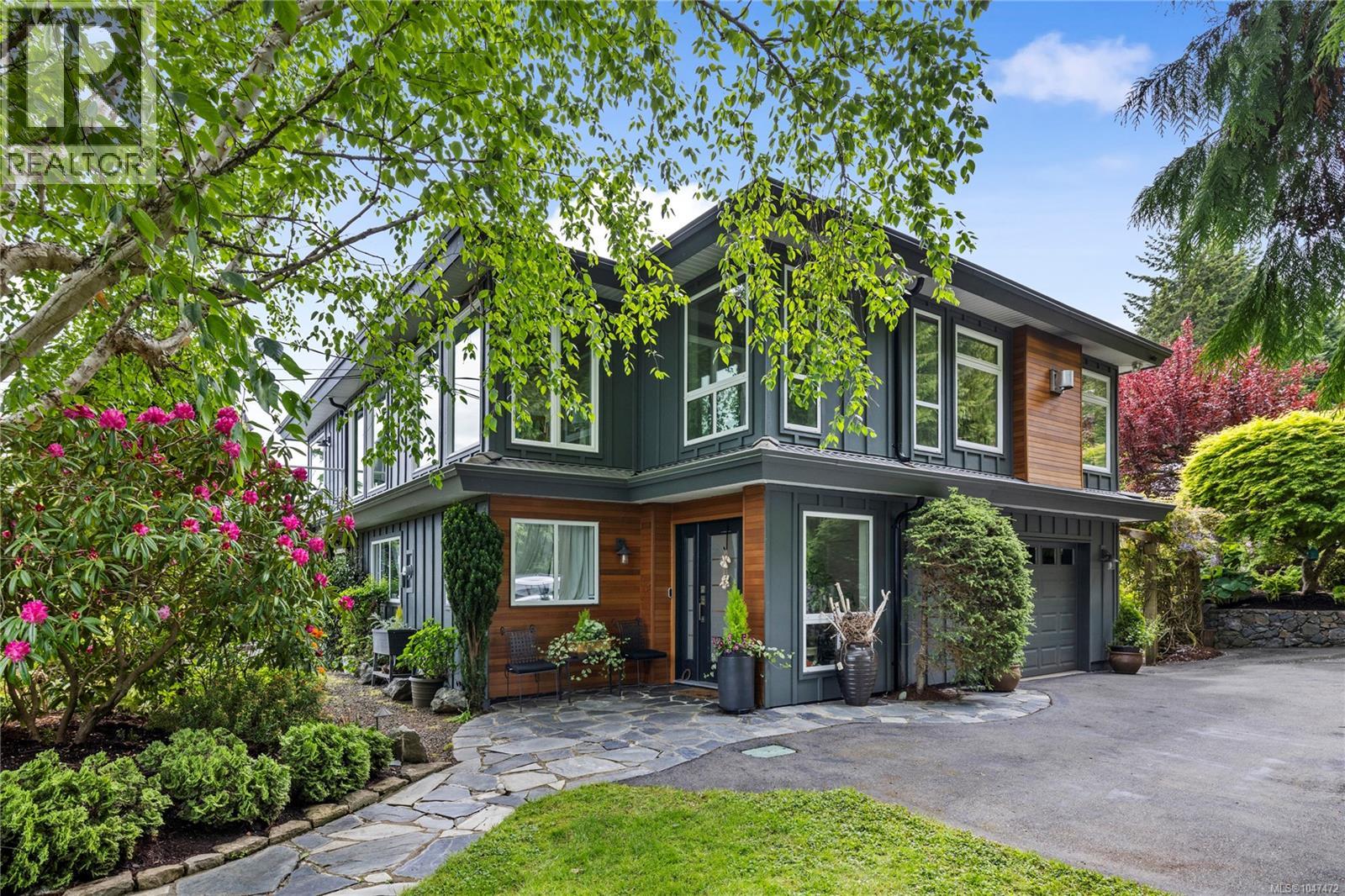 372 Crescent Rd W, Qualicum Beach