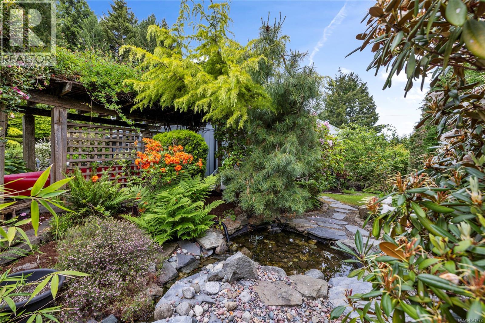 372 Crescent Rd W, Qualicum Beach
