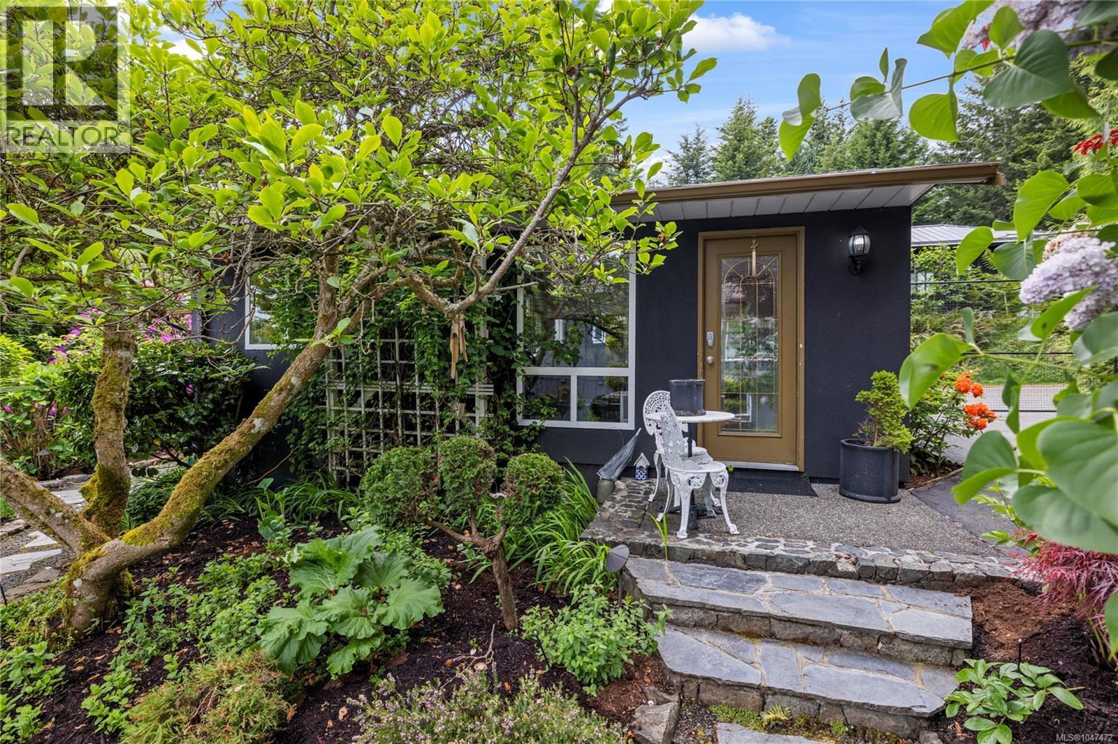 372 Crescent Rd W, Qualicum Beach