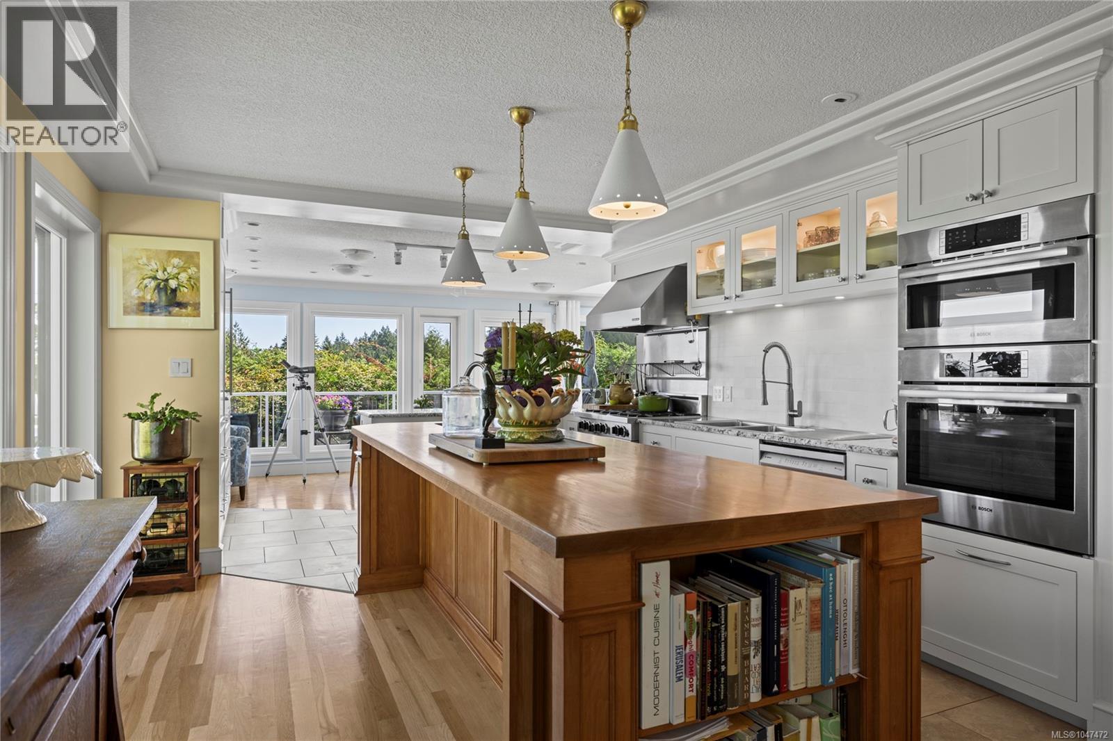 372 Crescent Rd W, Qualicum Beach
