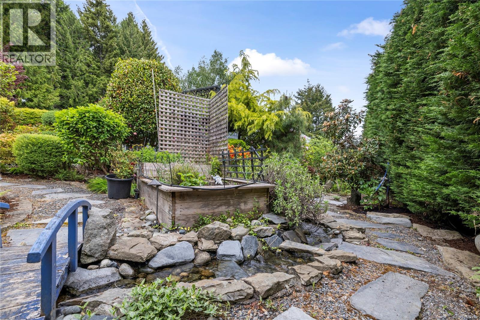 372 Crescent Rd W, Qualicum Beach