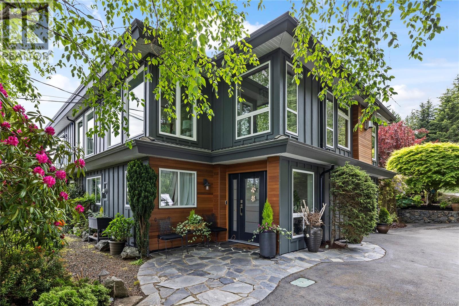 372 Crescent Rd W, Qualicum Beach