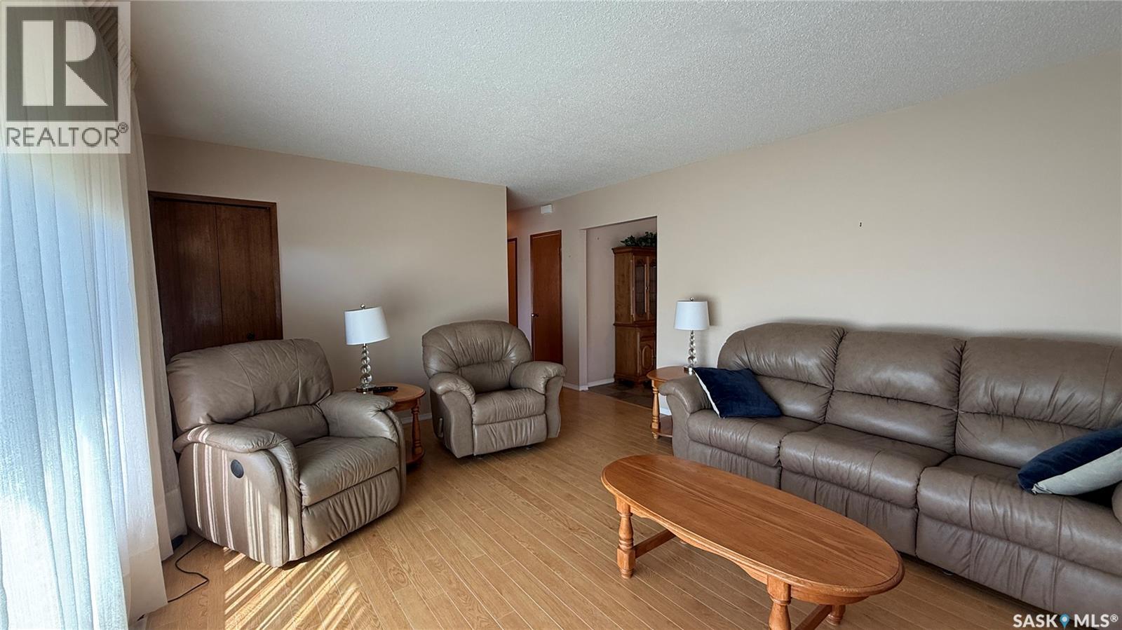 224 Hudek AVENUE W - Image 5