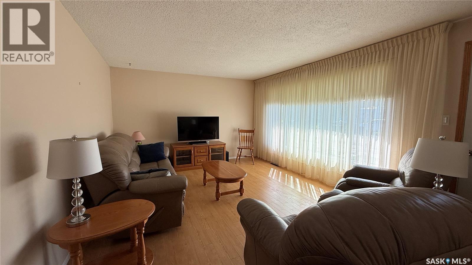 224 Hudek AVENUE W - Image 6