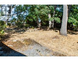 1650 Midgard Ave, Saanich, BC V8P2Y3 Photo 17