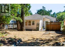 1650 Midgard Ave, Saanich, BC V8P2Y3 Photo 18