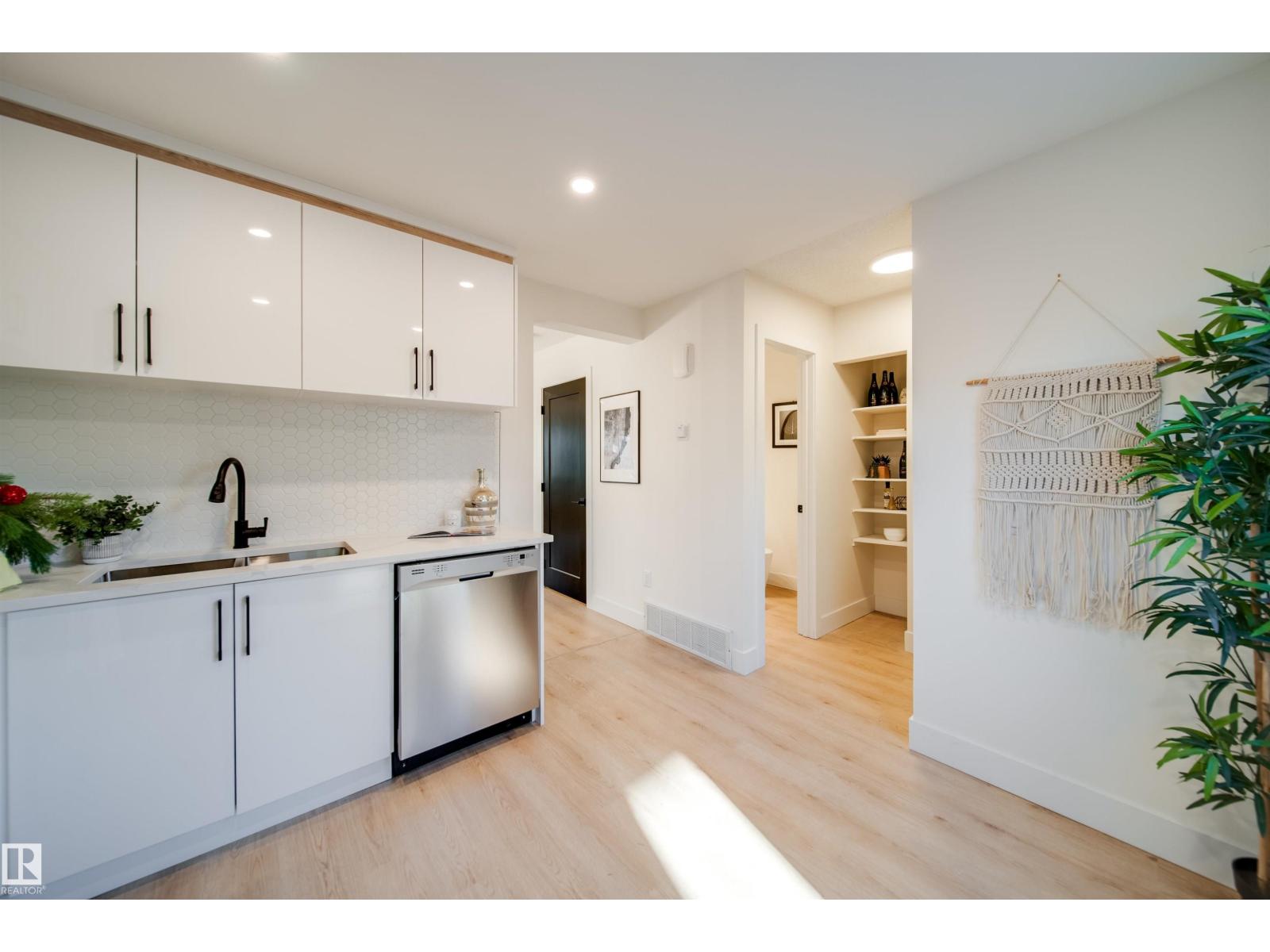 #18 14511 52 ST NW - 11