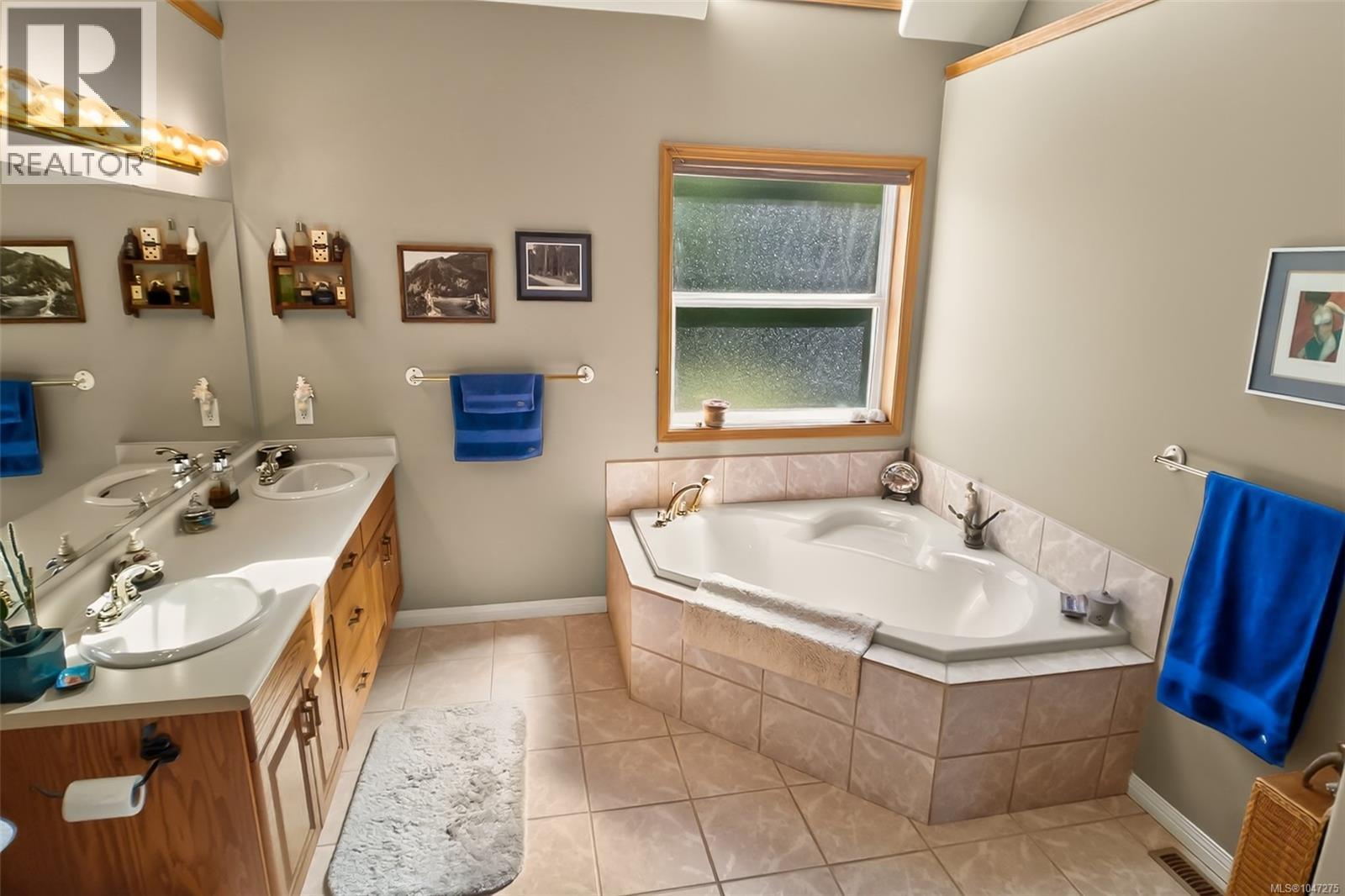 607 Pfeiffer Cres, Tofino