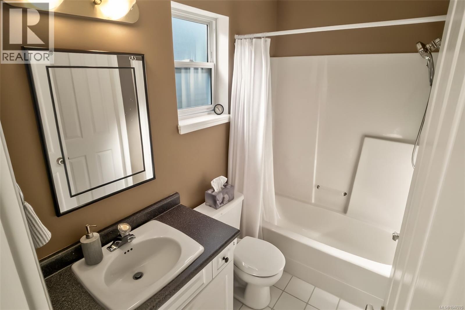 607 Pfeiffer Cres, Tofino