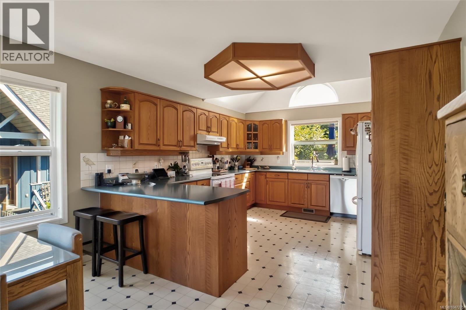 607 Pfeiffer Cres, Tofino