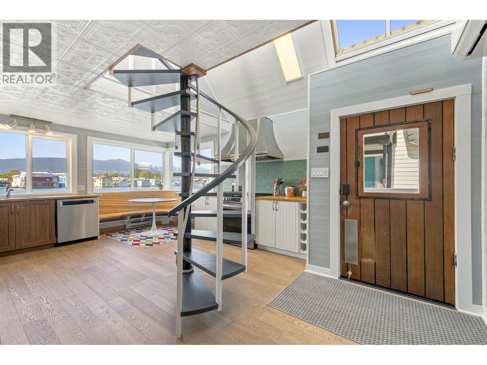 A23 415 W ESPLANADE AVENUE, North Vancouver