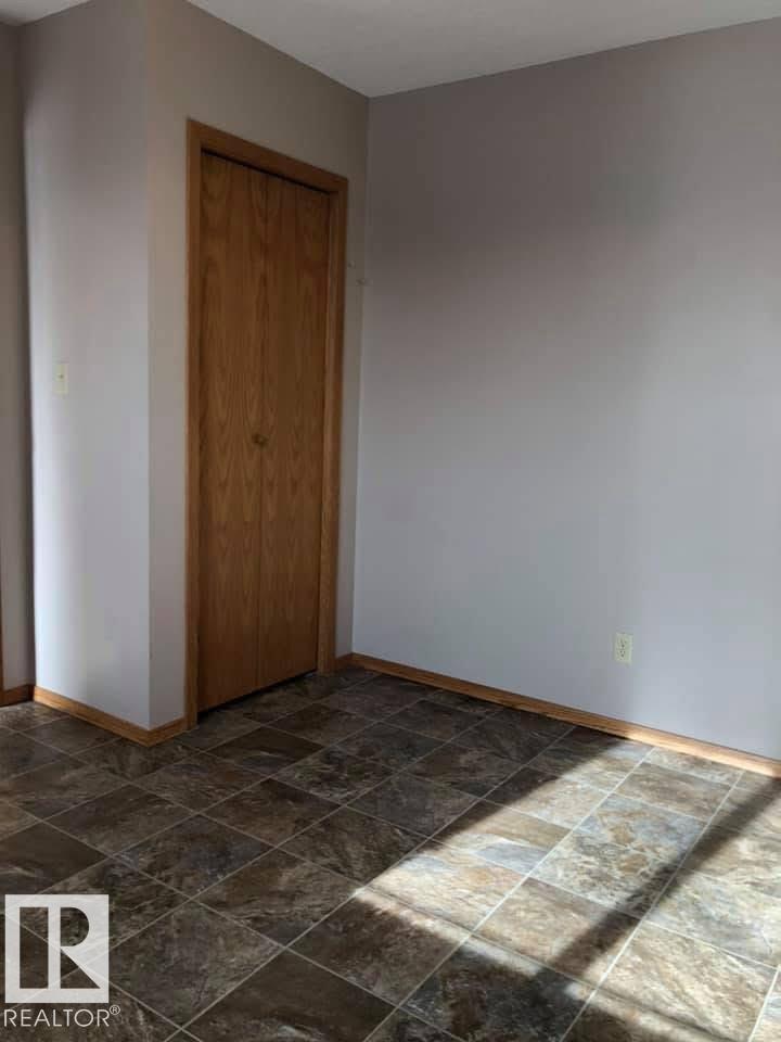 4805 47 ST - 14