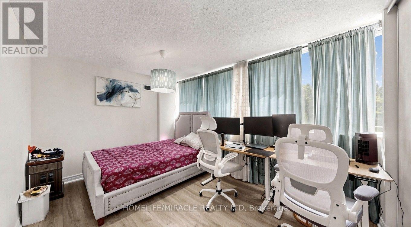 #313 3590 KANEFF CRESCENT - 21