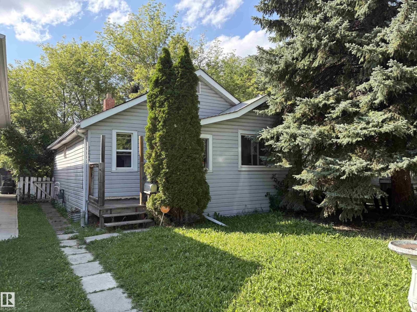 12044 64 ST NW - 1