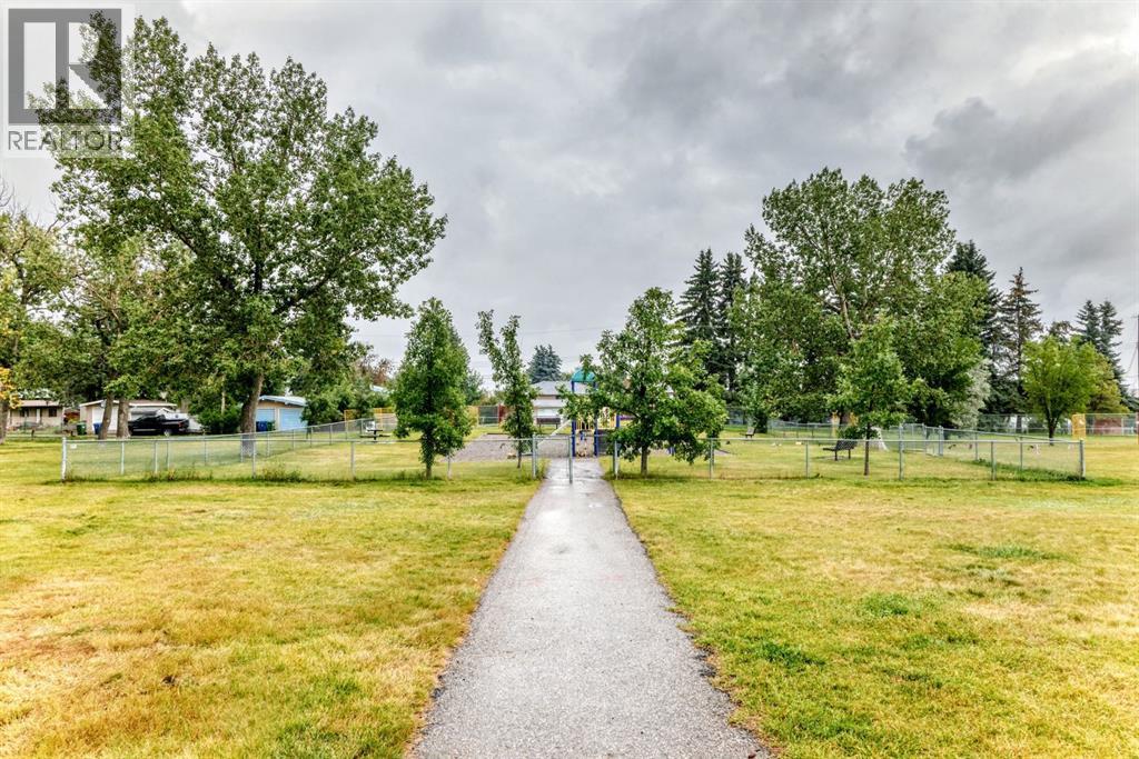 1949 LYTTON Crescent SE - 44