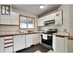 4pc Bathroom - 28 Martinridge Road Ne, Calgary, AB T3J3L4 Photo 15