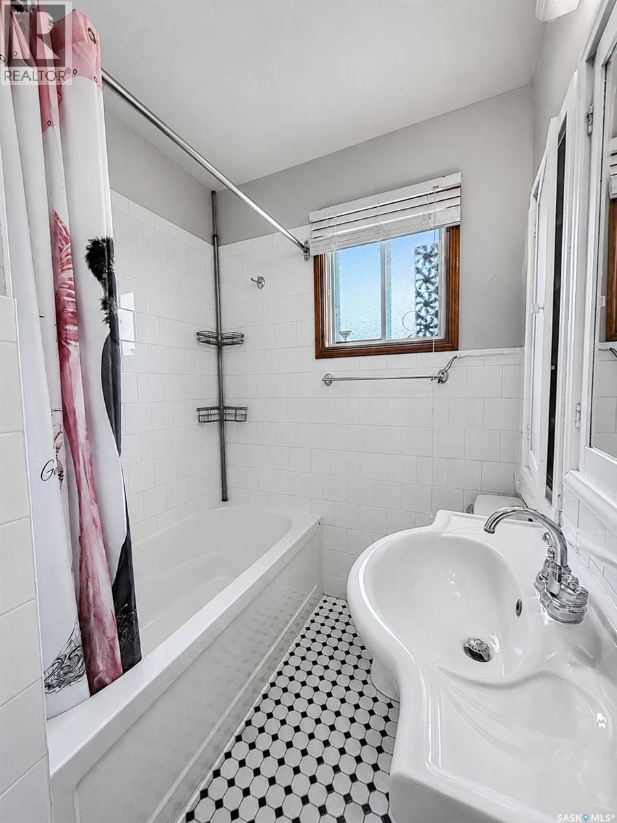 537 10th STREET E - 10