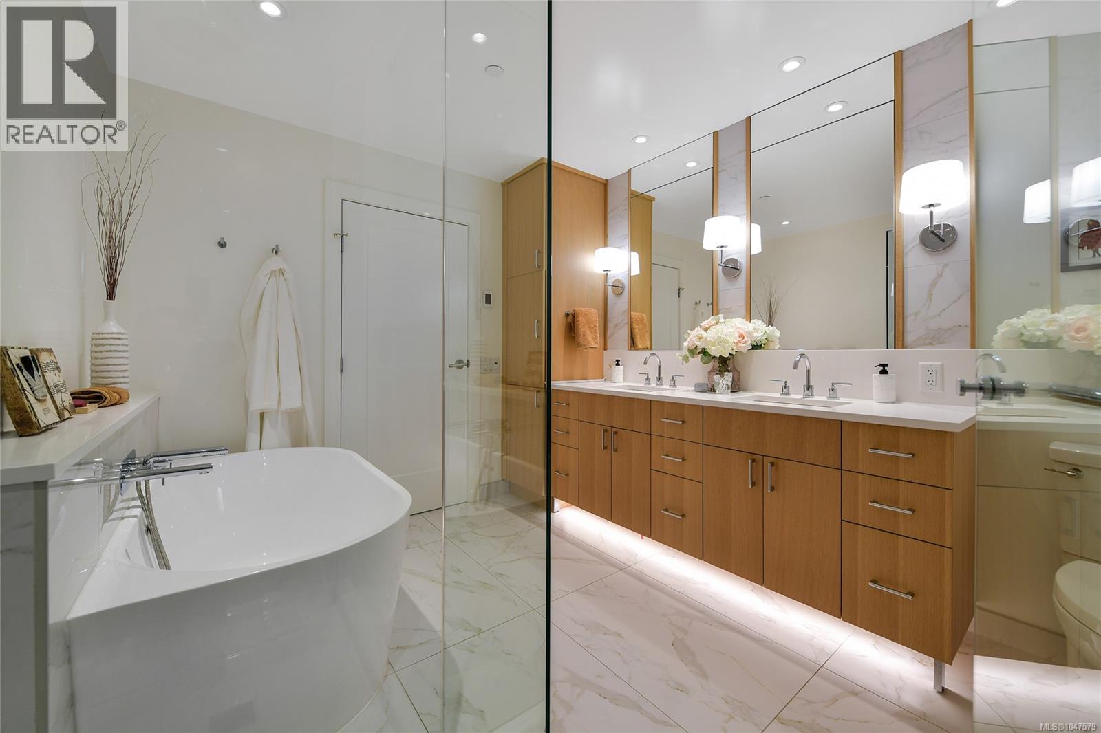 202 5388 Hill Rise Terrace, Saanich