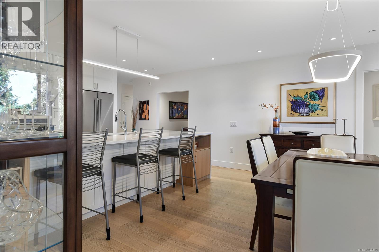202 5388 Hill Rise Terrace, Saanich