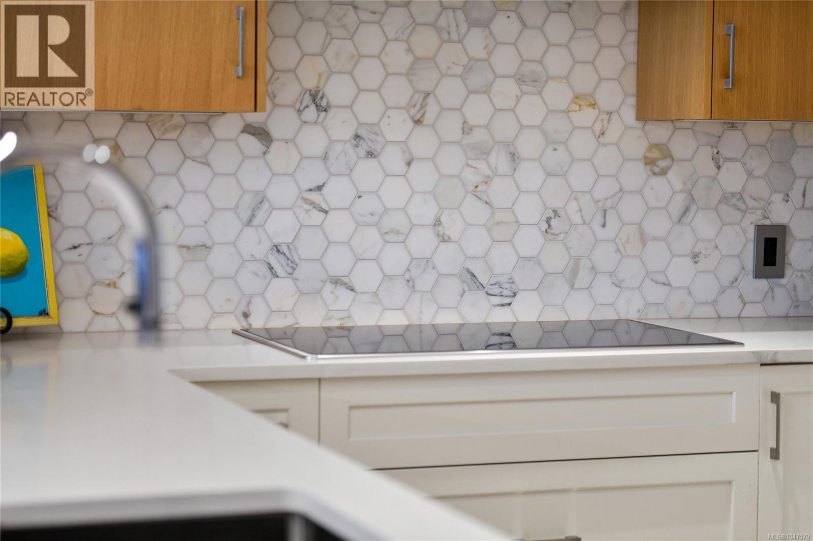 202 5388 Hill Rise Terrace, Saanich