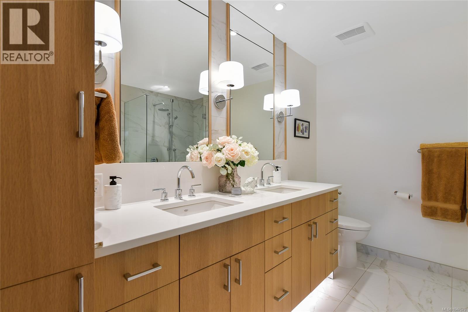 202 5388 Hill Rise Terrace, Saanich