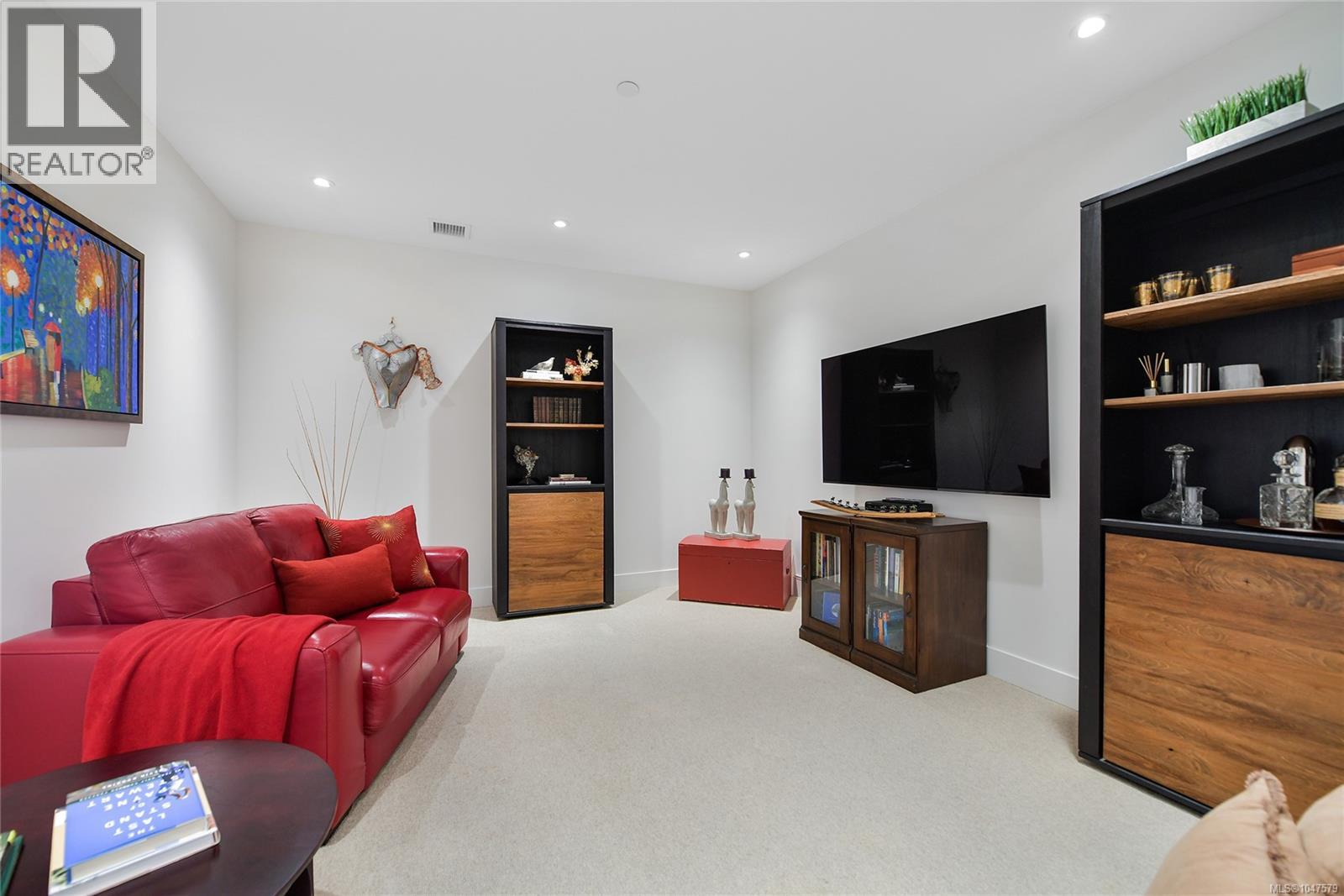 202 5388 Hill Rise Terrace, Saanich