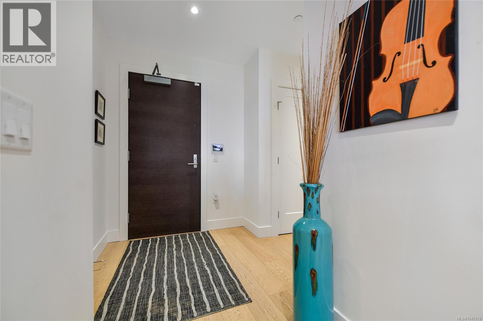 202 5388 Hill Rise Terrace, Saanich