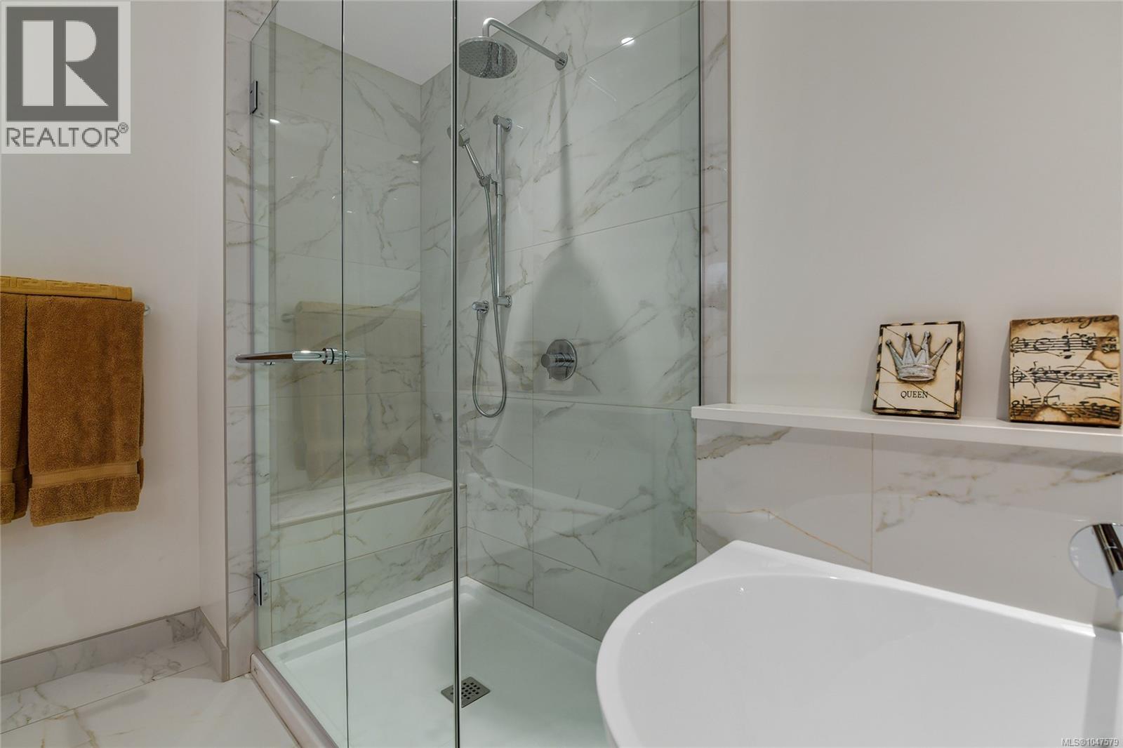 202 5388 Hill Rise Terrace, Saanich