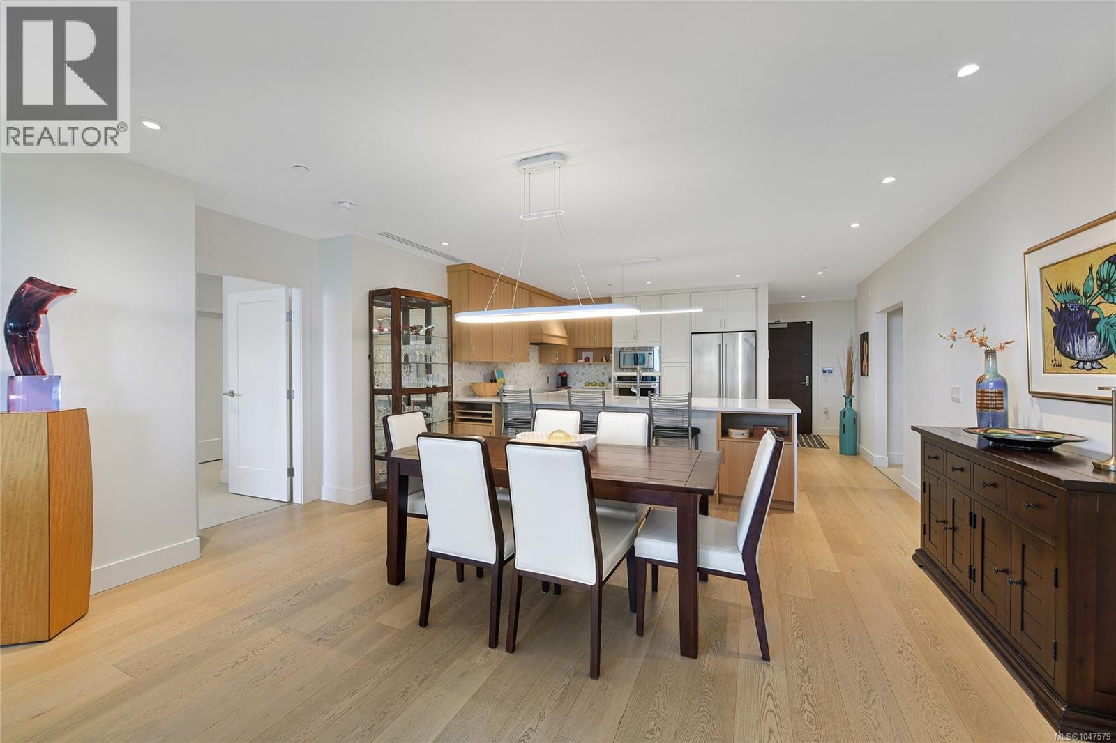 202 5388 Hill Rise Terrace, Saanich