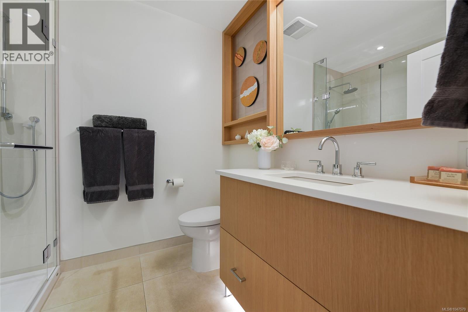 202 5388 Hill Rise Terrace, Saanich