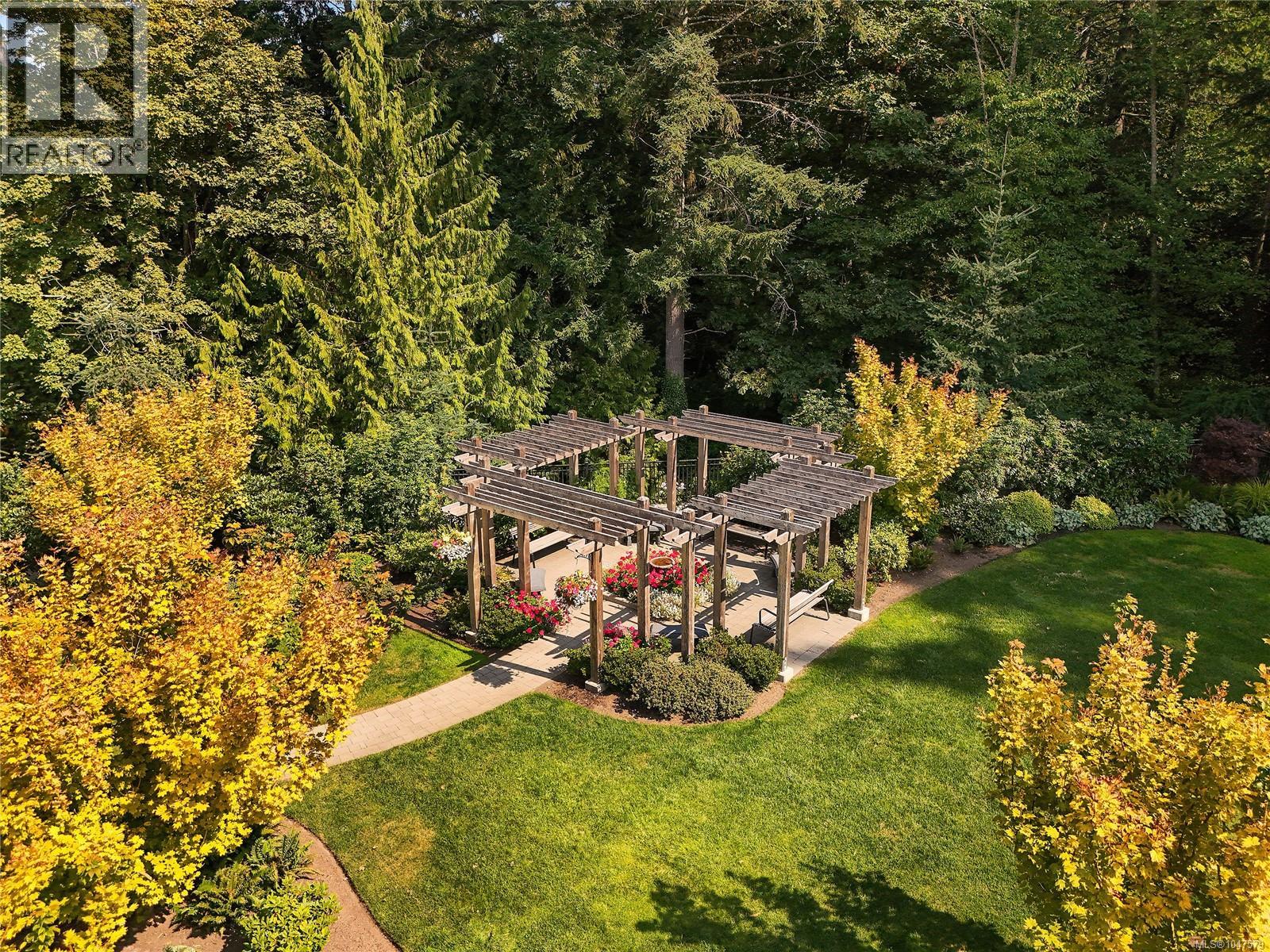 202 5388 Hill Rise Terrace, Saanich