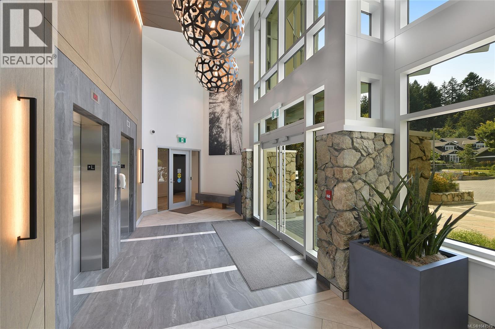202 5388 Hill Rise Terrace, Saanich