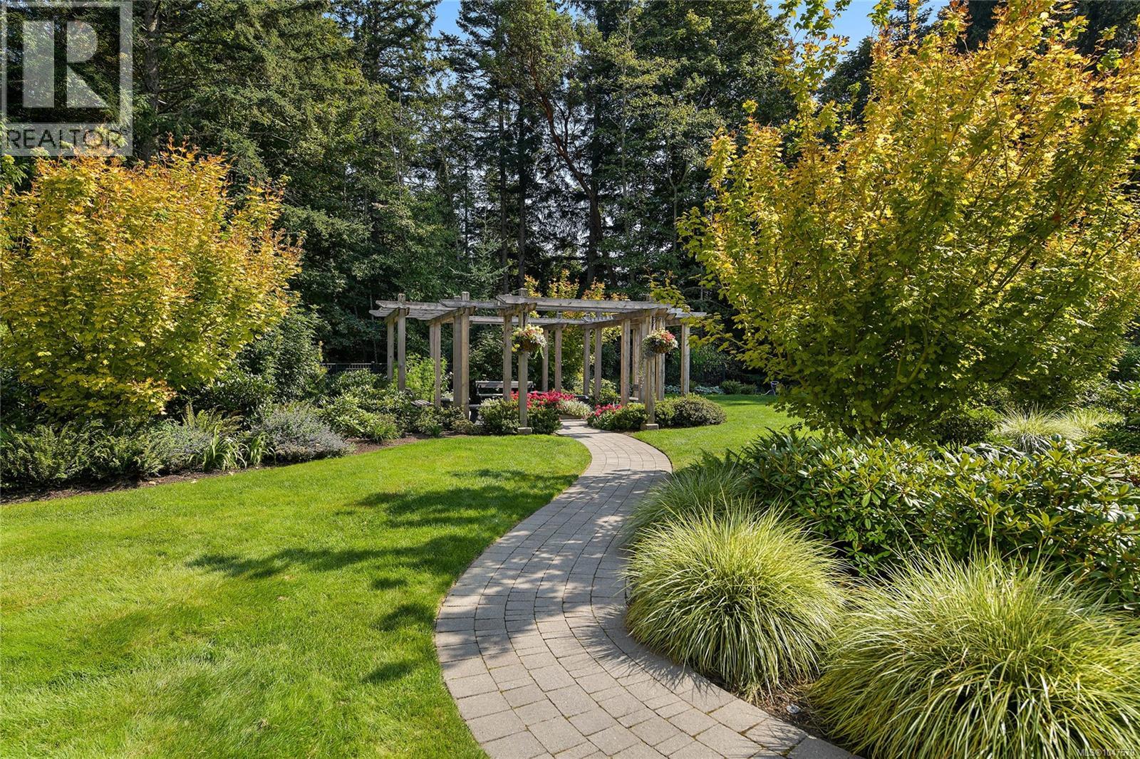 202 5388 Hill Rise Terrace, Saanich