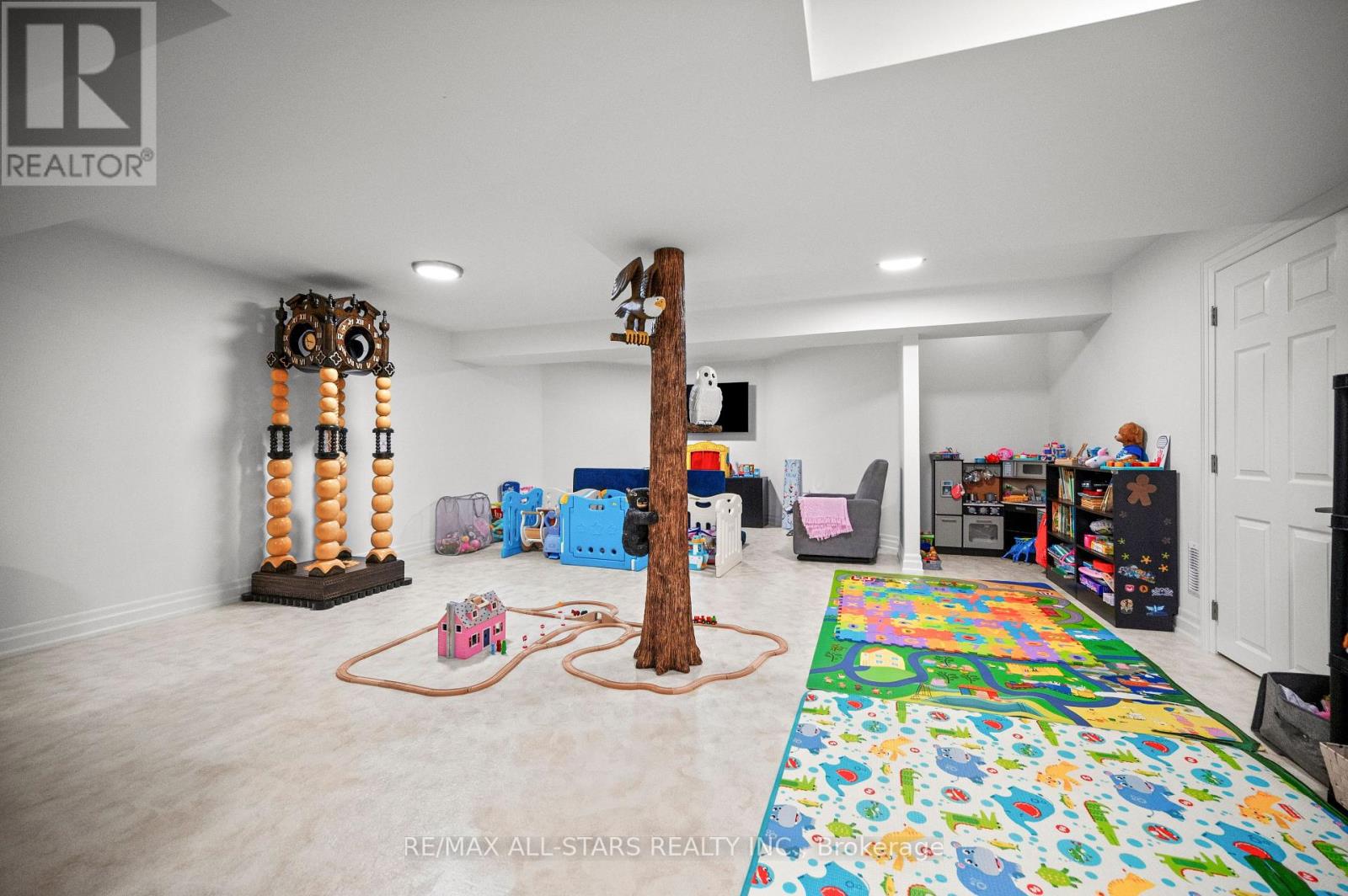 139 RHODES CIRCLE - Image 35
