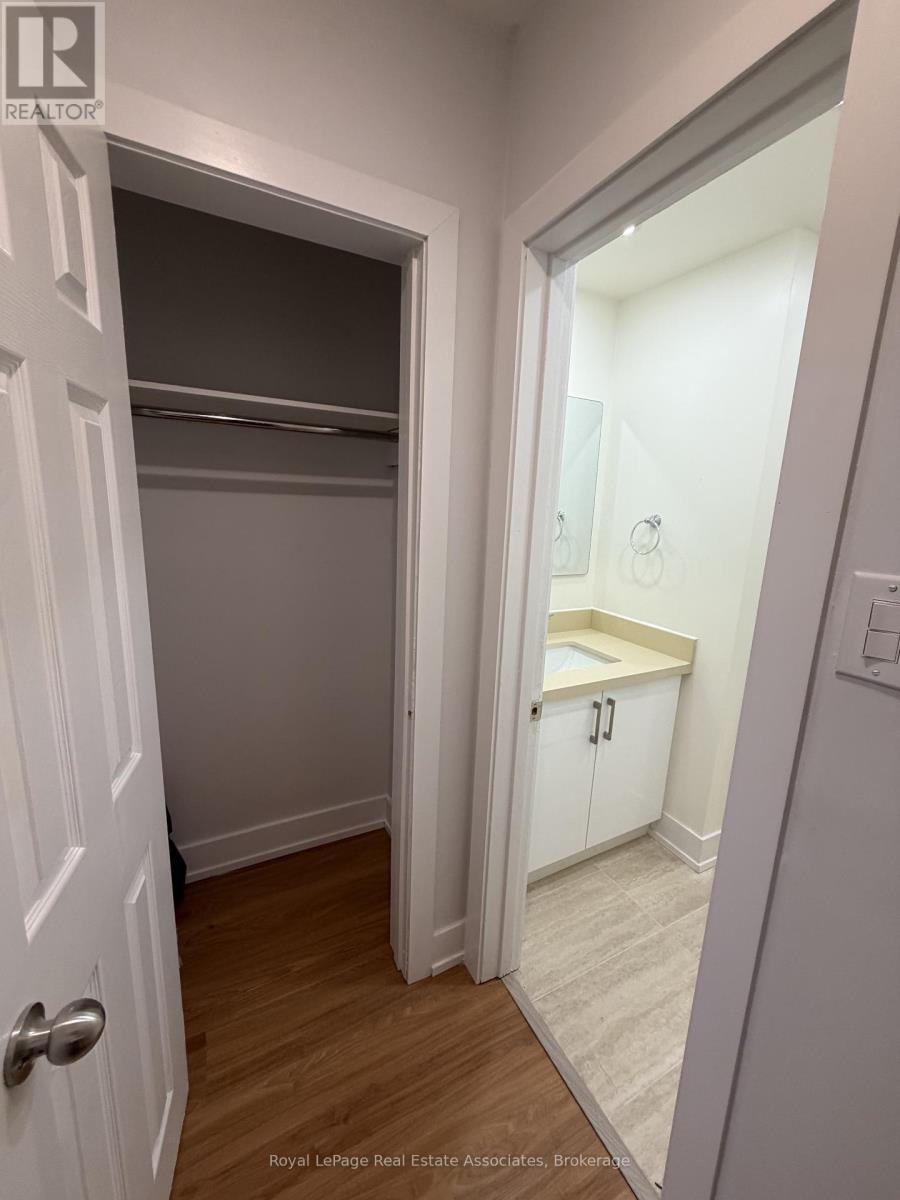 #1 3877 Bathurst Street, Toronto (Lansing-Westgate), Ontario, M3H3N4, Toronto (Lansing-Westgate), Ontario — photo 5 of 5