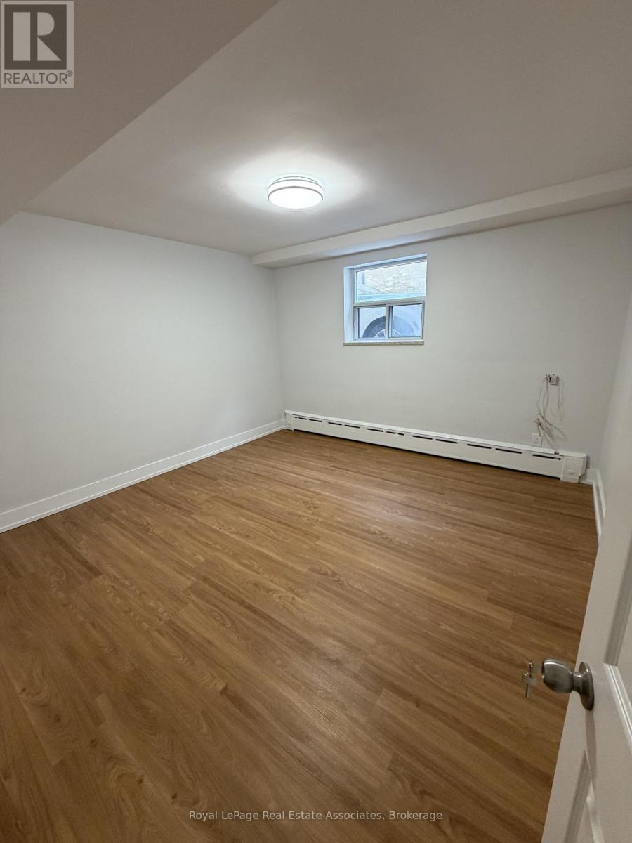 #1 3877 Bathurst Street, Toronto (Lansing-Westgate), Ontario, M3H3N4, Toronto (Lansing-Westgate), Ontario — photo 4 of 5