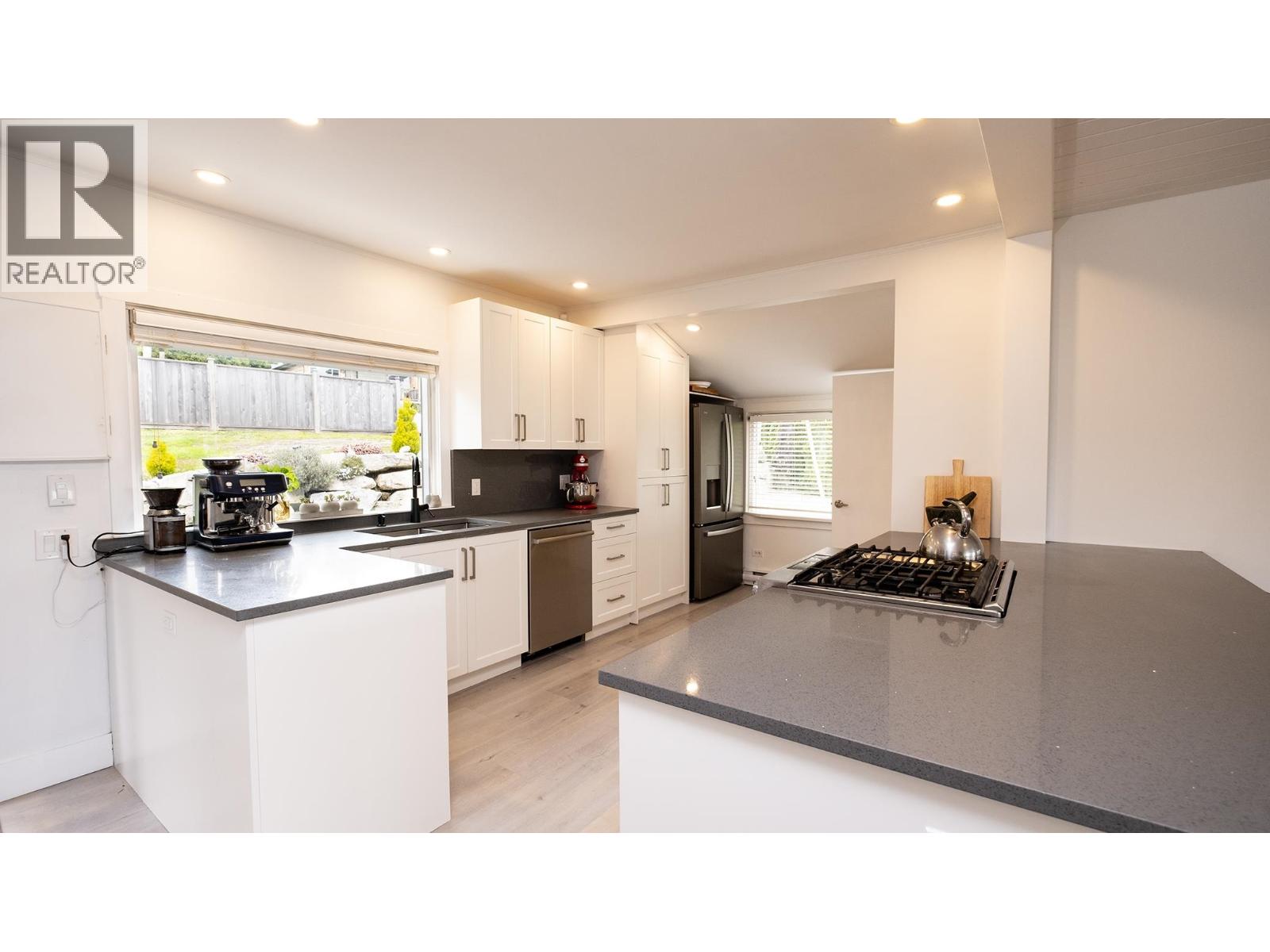 6221 SUNSHINE COAST HIGHWAY, Sechelt