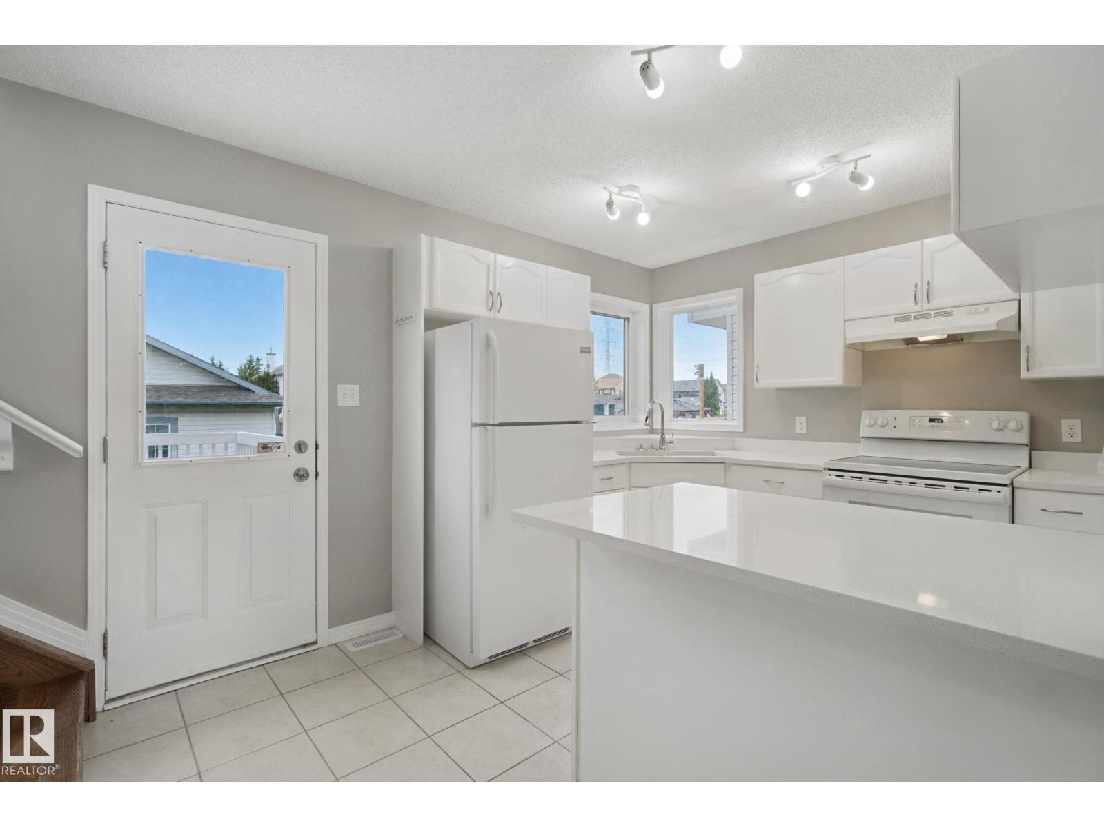 3104 32 AV NW - 1