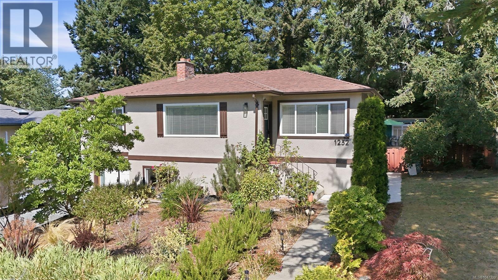 1232 Pearce Cres - 2