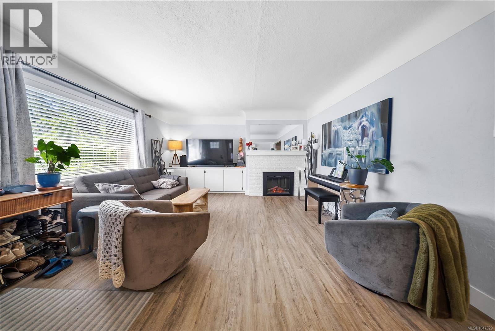 1232 Pearce Cres, Saanich