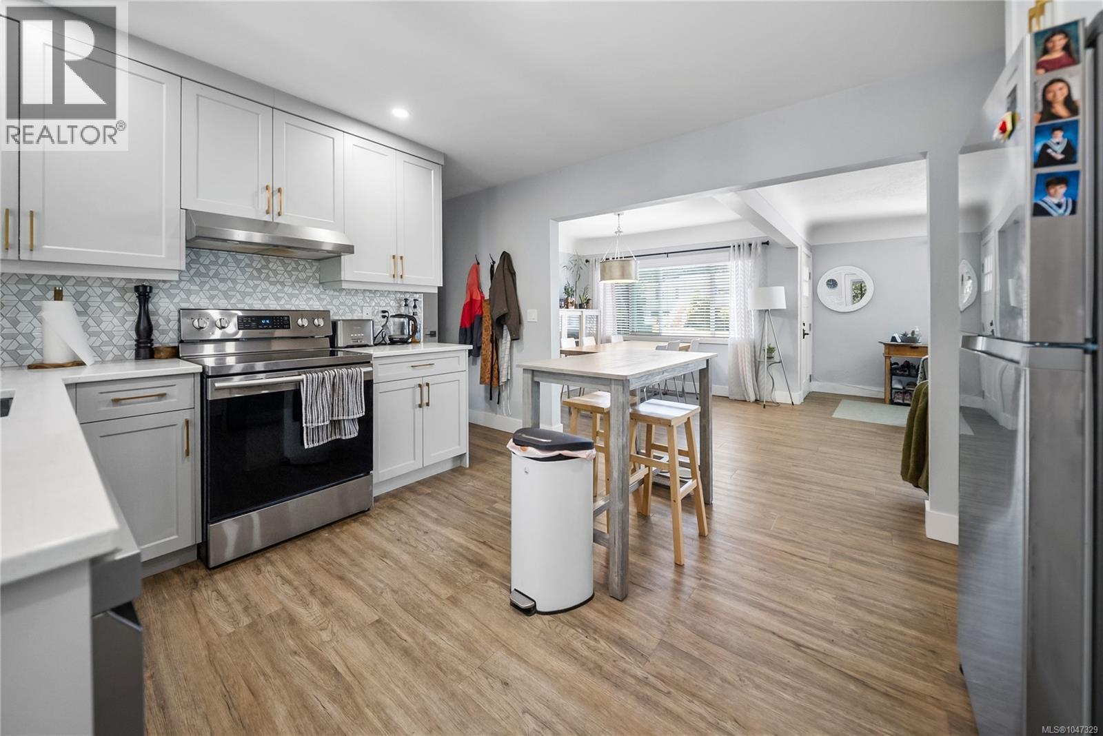 1232 Pearce Cres, Saanich