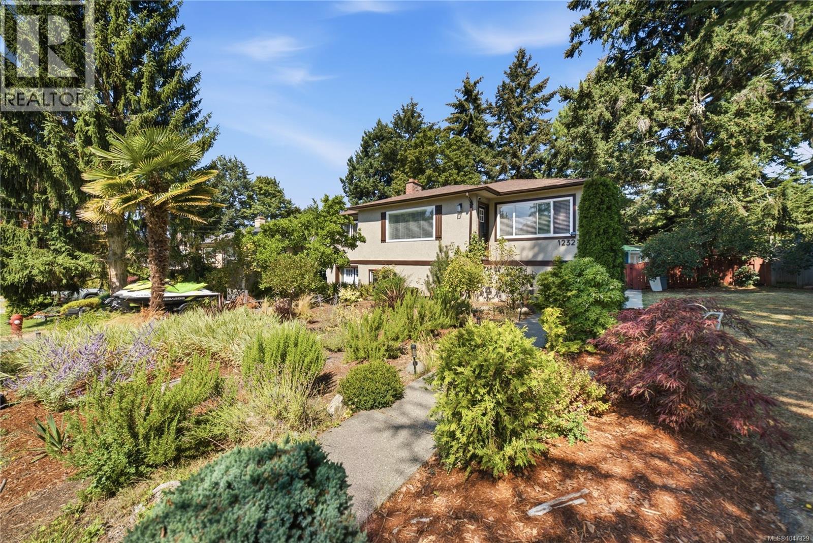 1232 Pearce Cres - 1