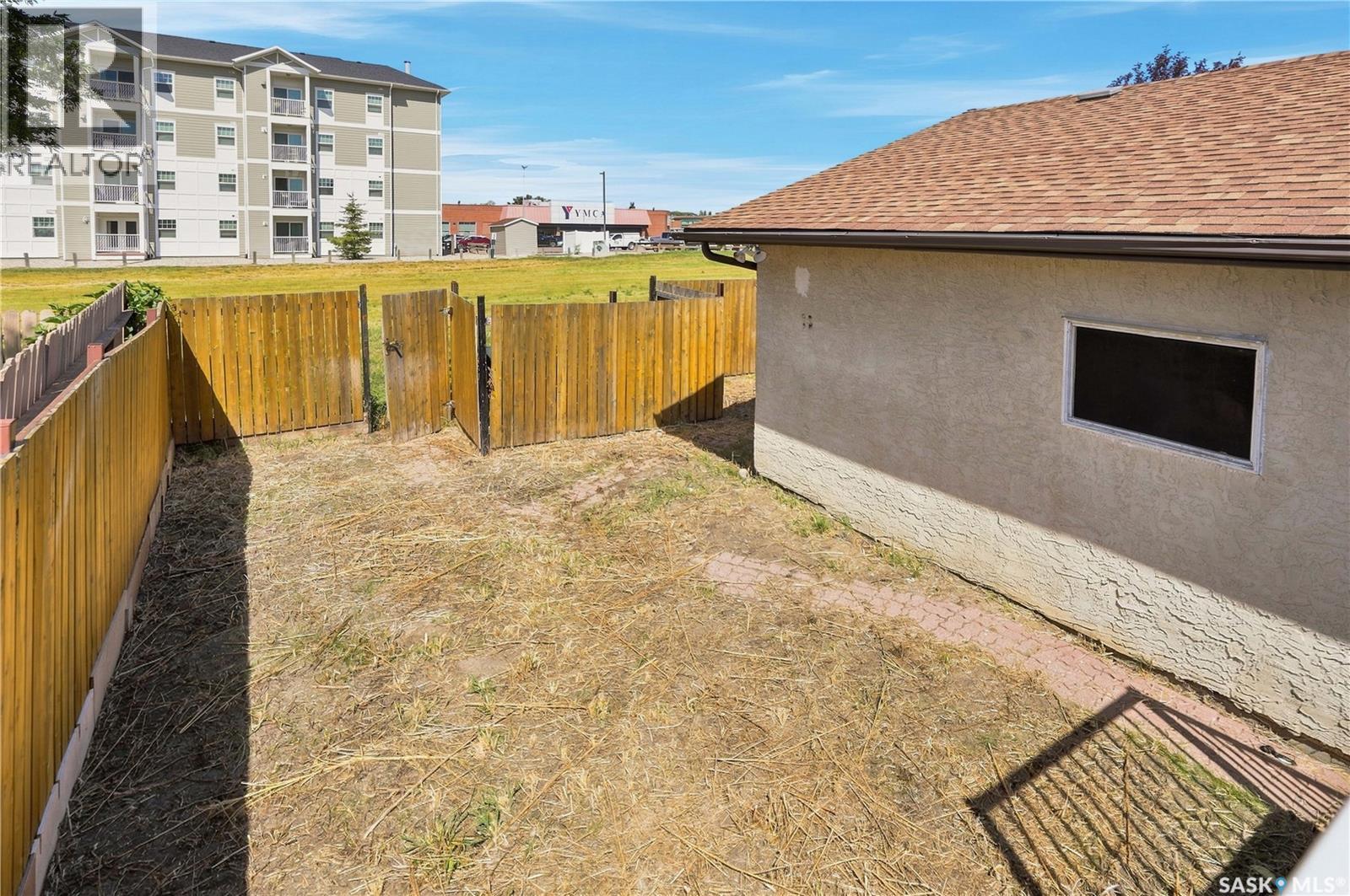 986 Rowell CRESCENT N - Image 43
