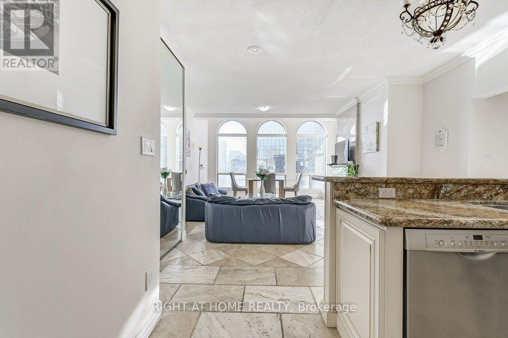 #PH2 25 GRENVILLE STREET - 7