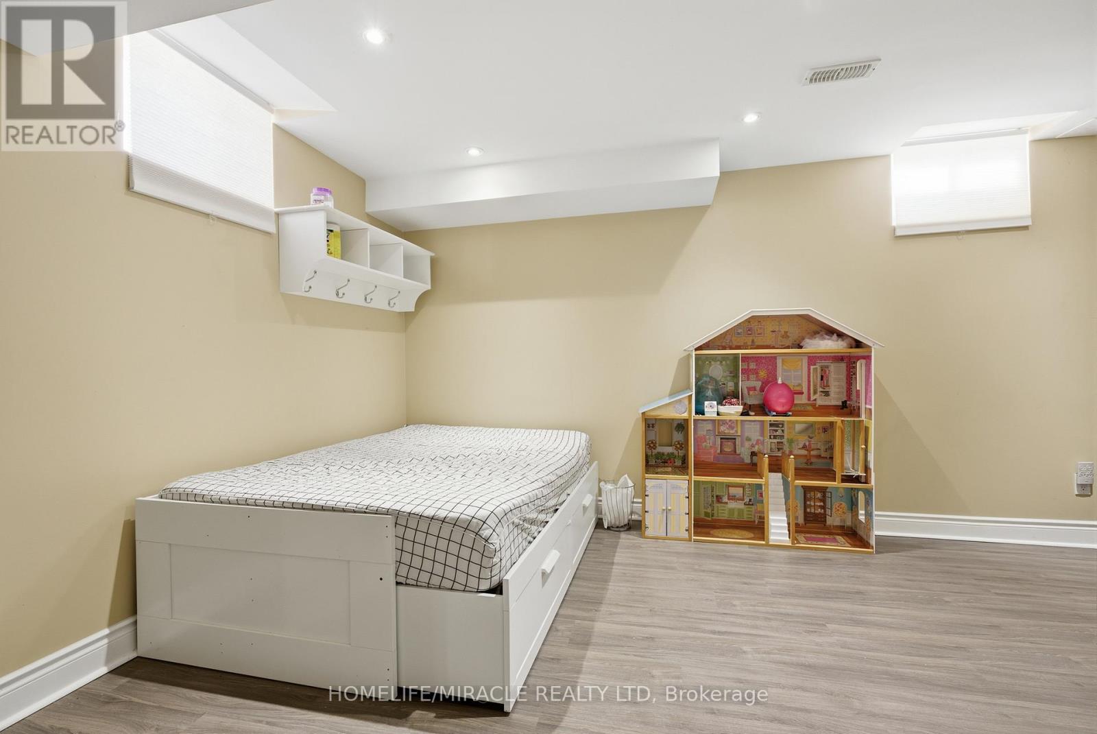243 VENICE GATE DRIVE - 37