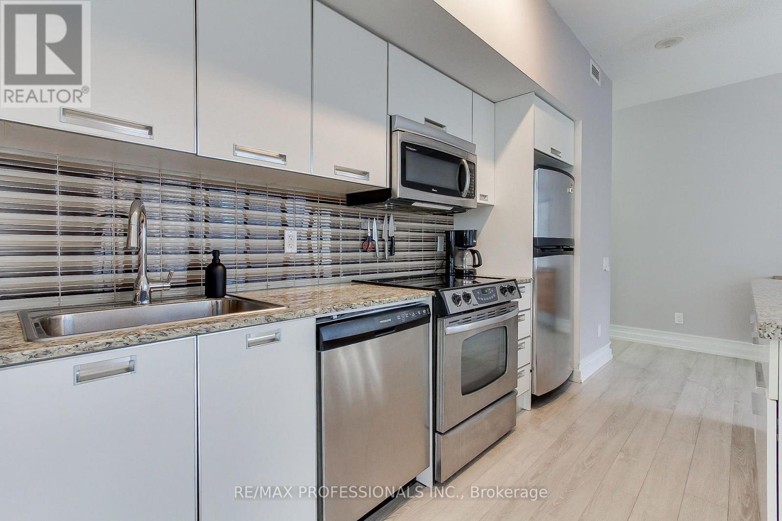#710 33 CHARLES STREET E - 10