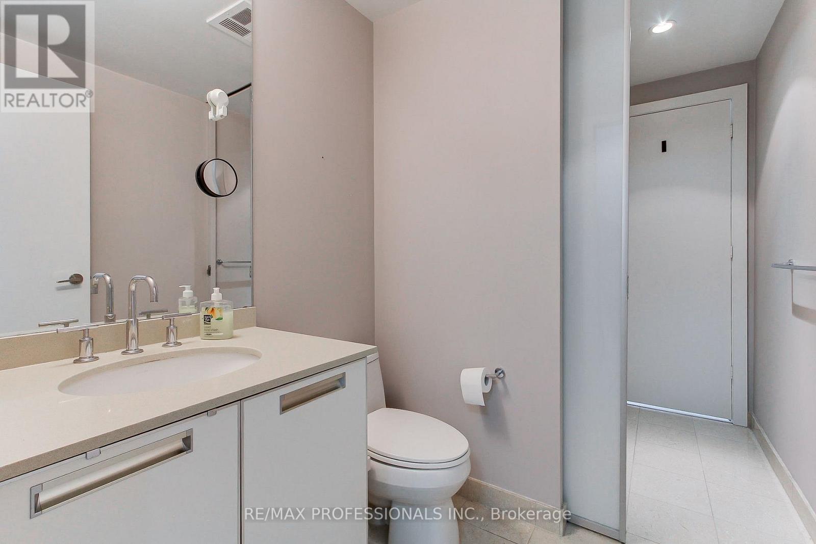 #710 33 CHARLES STREET E - 26