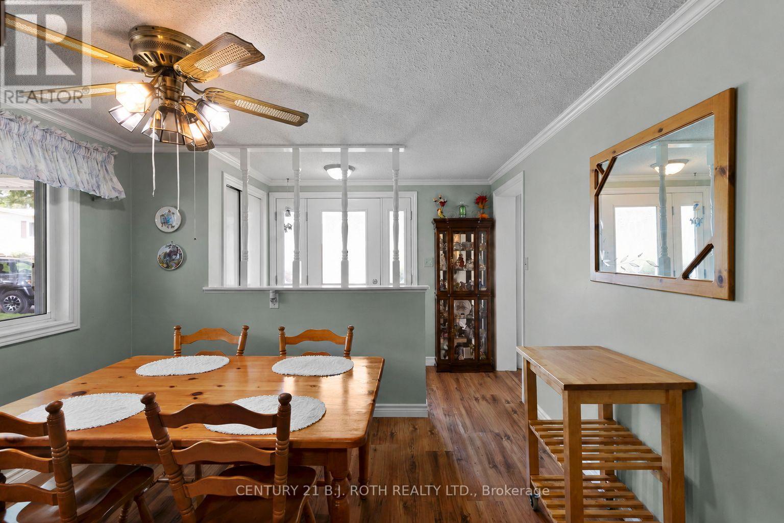 19 MAPLE CRESCENT - 4