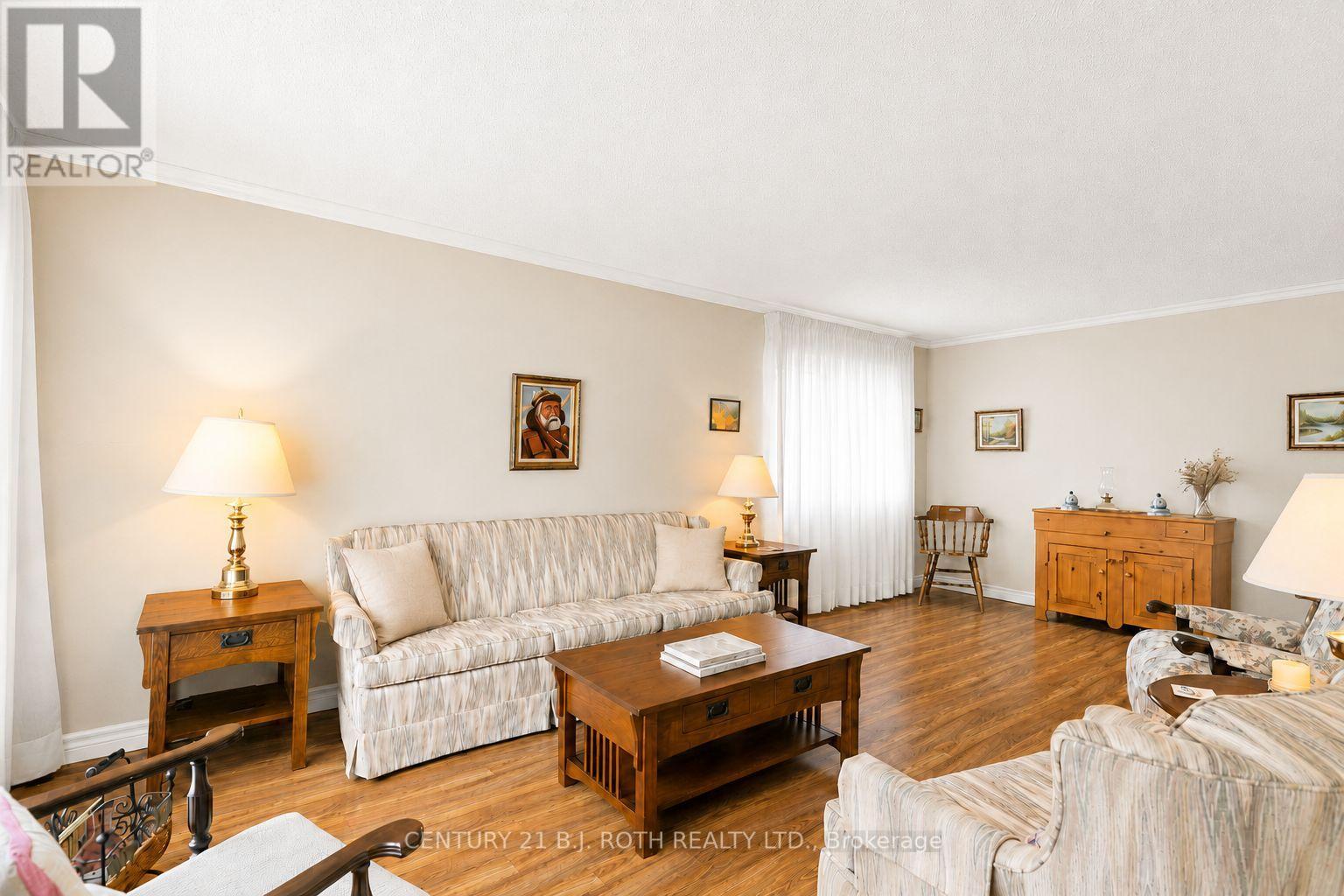 19 MAPLE CRESCENT - 7