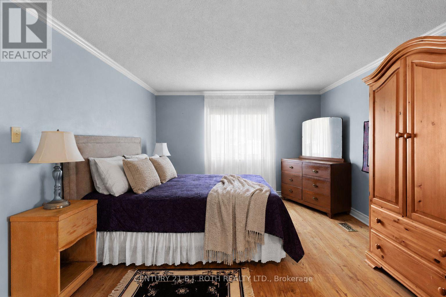 19 MAPLE CRESCENT - 8